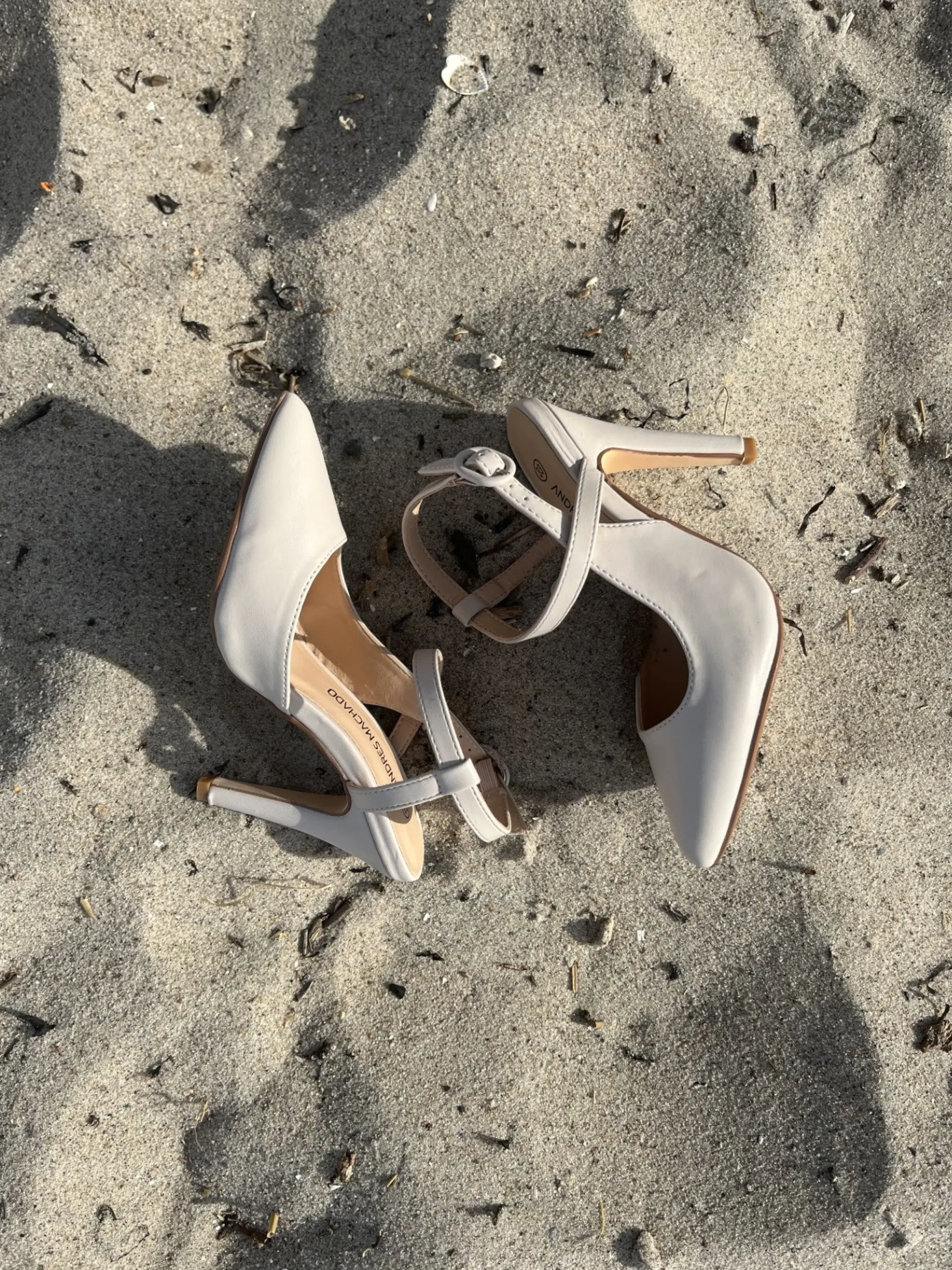 andres_machado__beige_hjh_2.webp Andres Machado - Beige højhælede