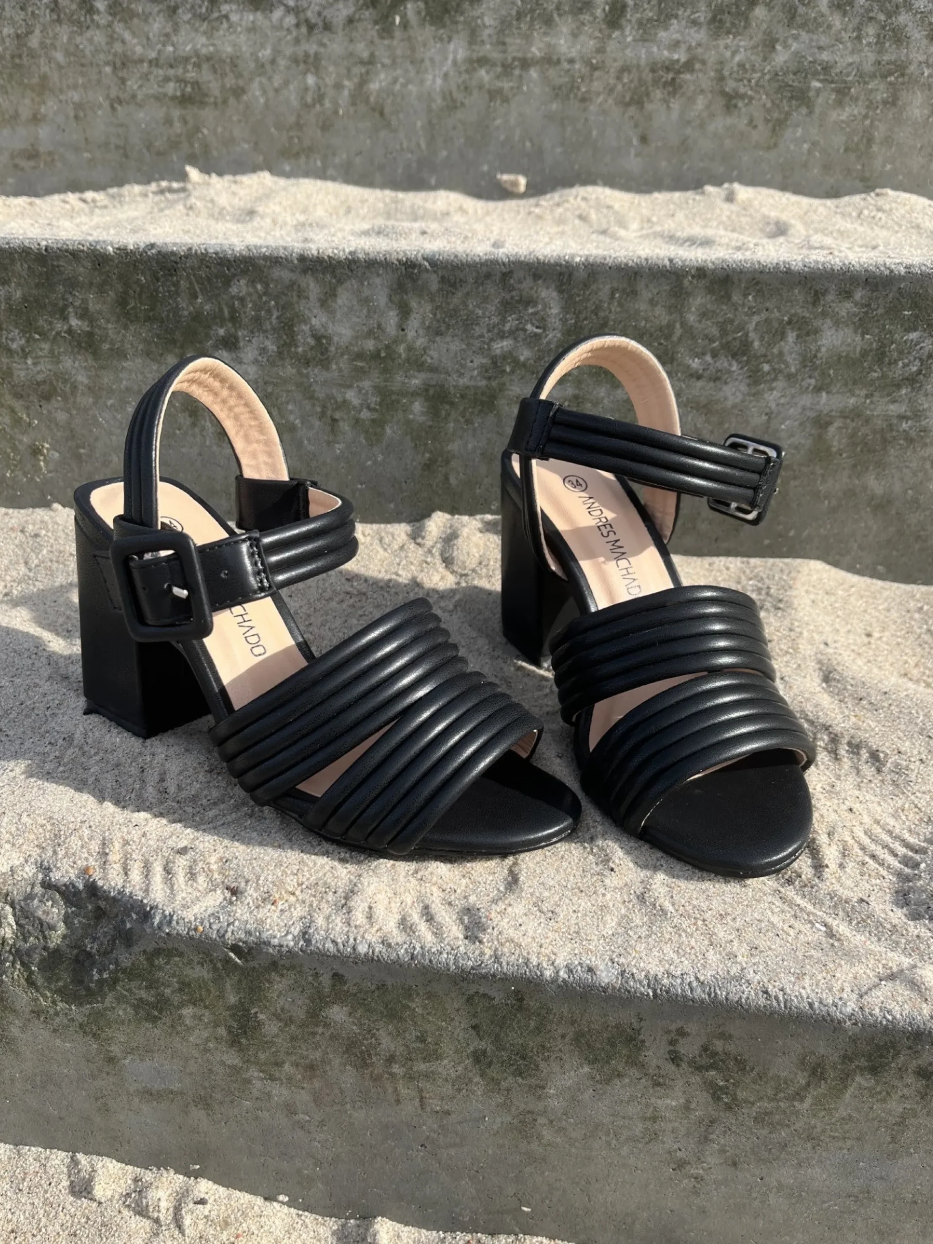 andres_machado__sort_sand_0-1.webp Andres Machado - Sort sandal med høj hæl