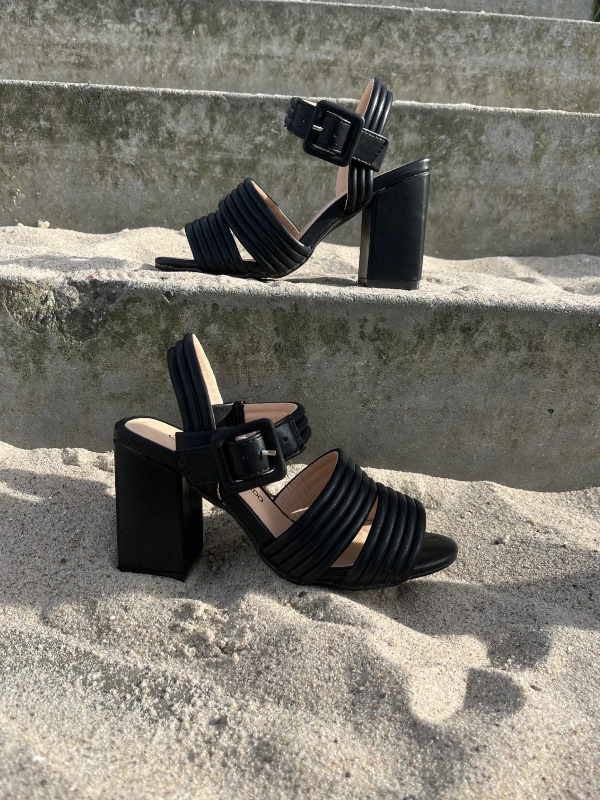 andres_machado__sort_sand_1-1.webp Andres Machado - Sort sandal med høj hæl