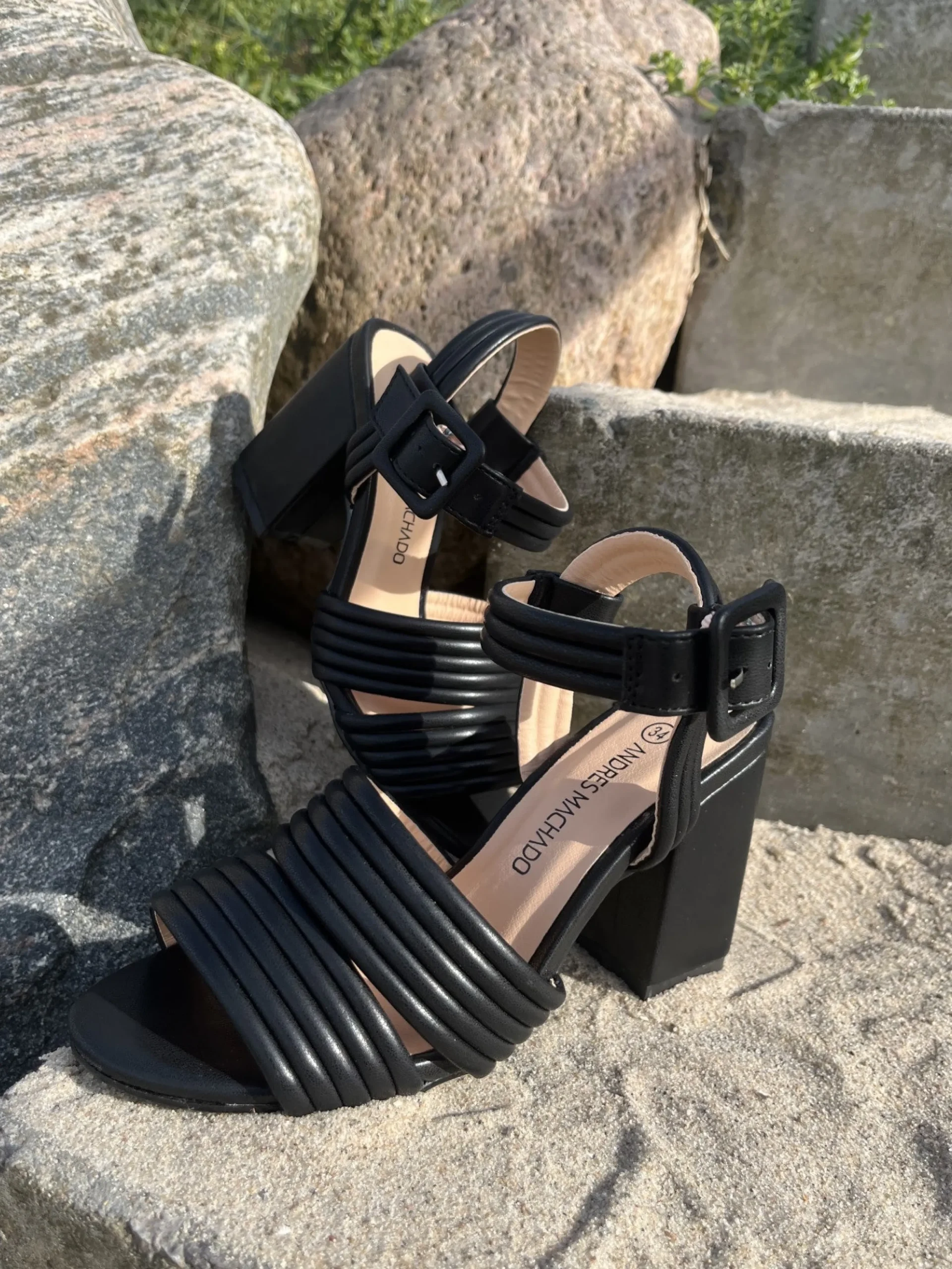 andres_machado__sort_sand_2-1.webp Andres Machado - Sort sandal med høj hæl
