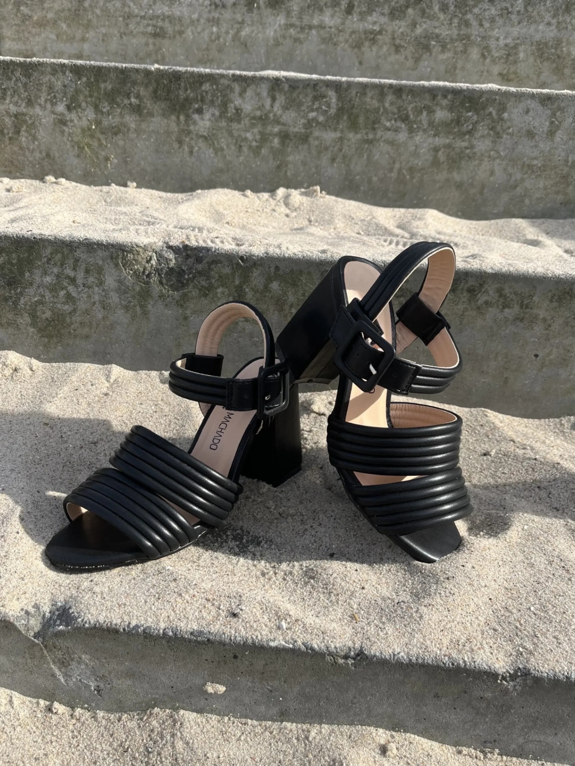 andres_machado__sort_sand_3-1.webp Andres Machado - Sort sandal med høj hæl
