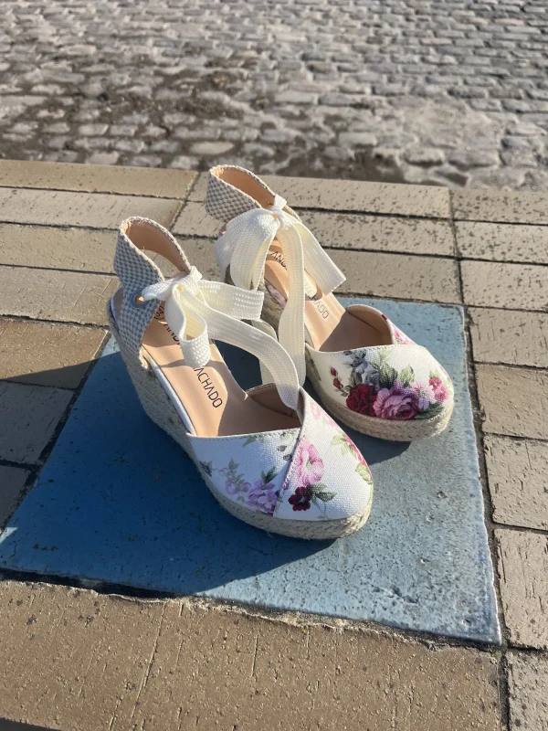 Andres Machado - Wedgesandal med blomstermotiv