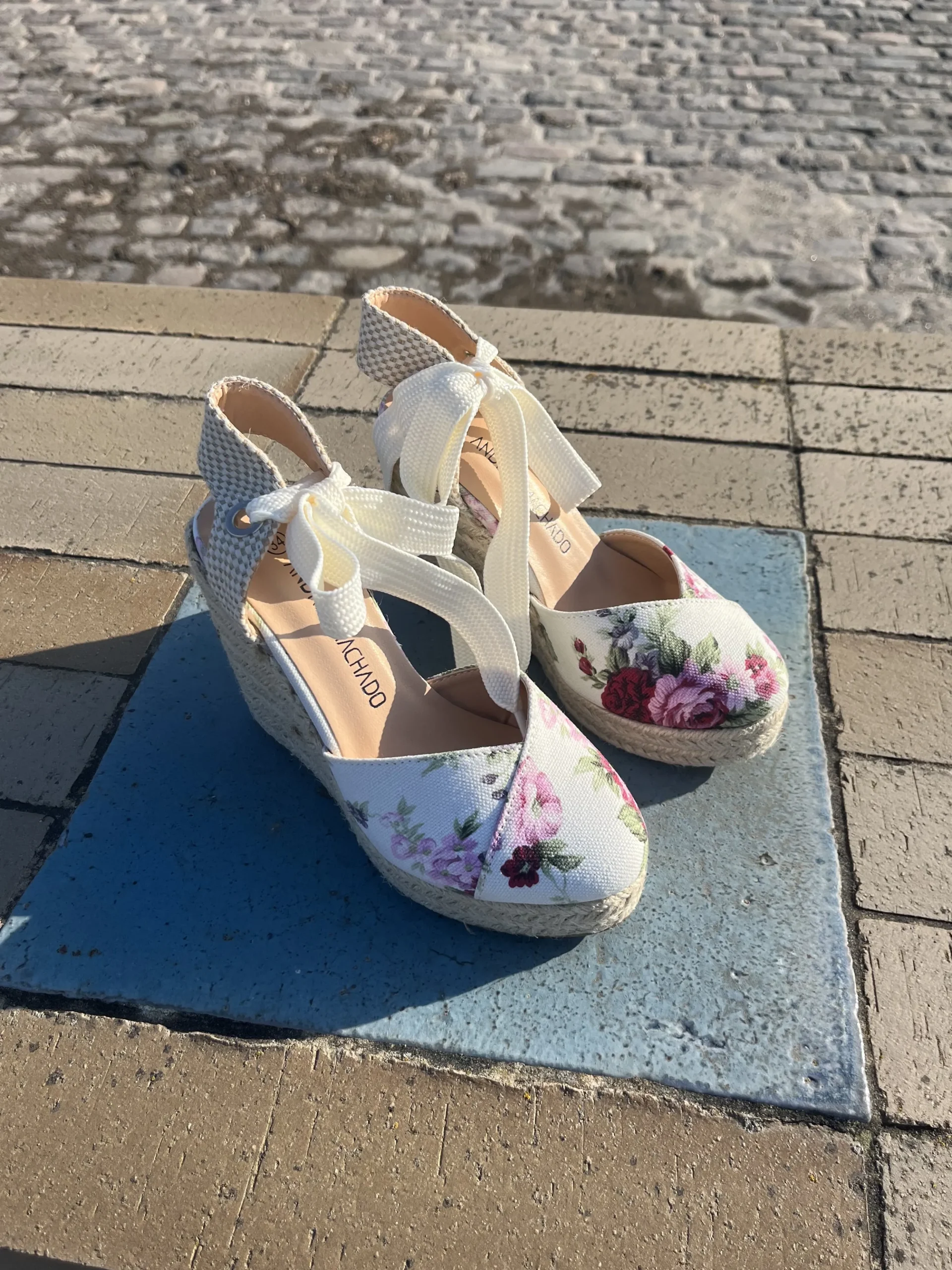 andres_machado__wedgesand_0.webp Andres Machado - Wedgesandal med blomstermotiv