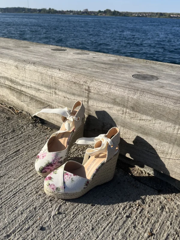 Andres Machado - Wedgesandal med blomstermotiv