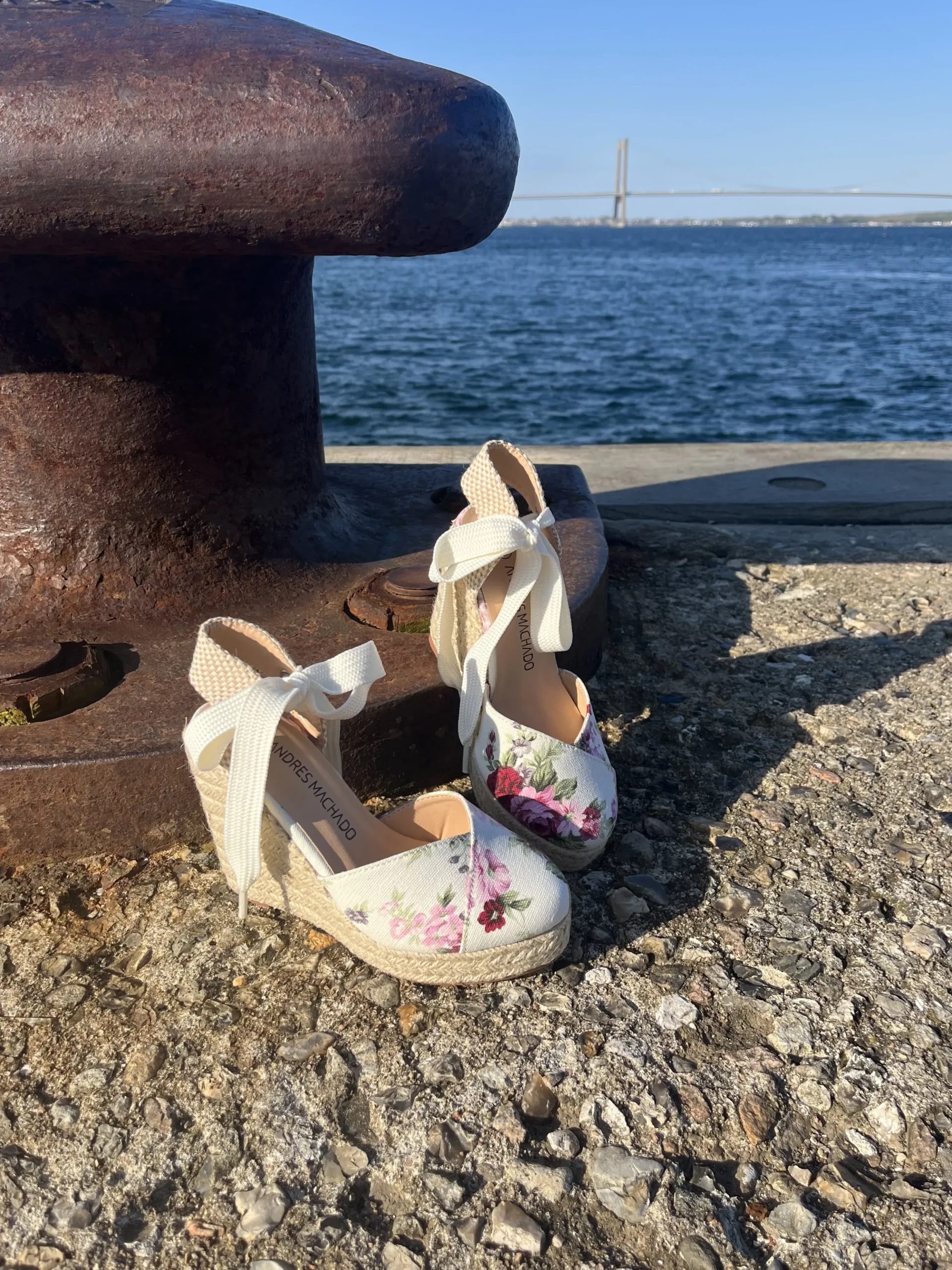 andres_machado__wedgesand_3.webp Andres Machado - Wedgesandal med blomstermotiv