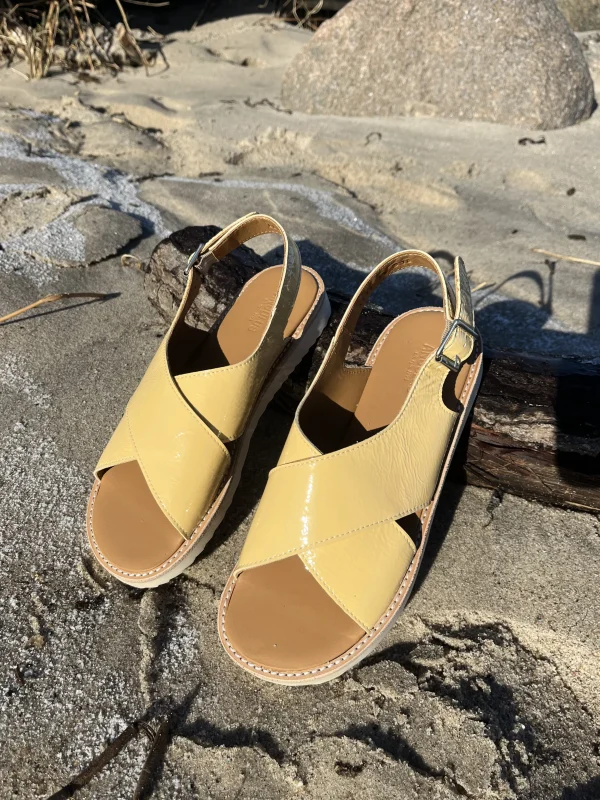 Angulus - Gul lak sandal