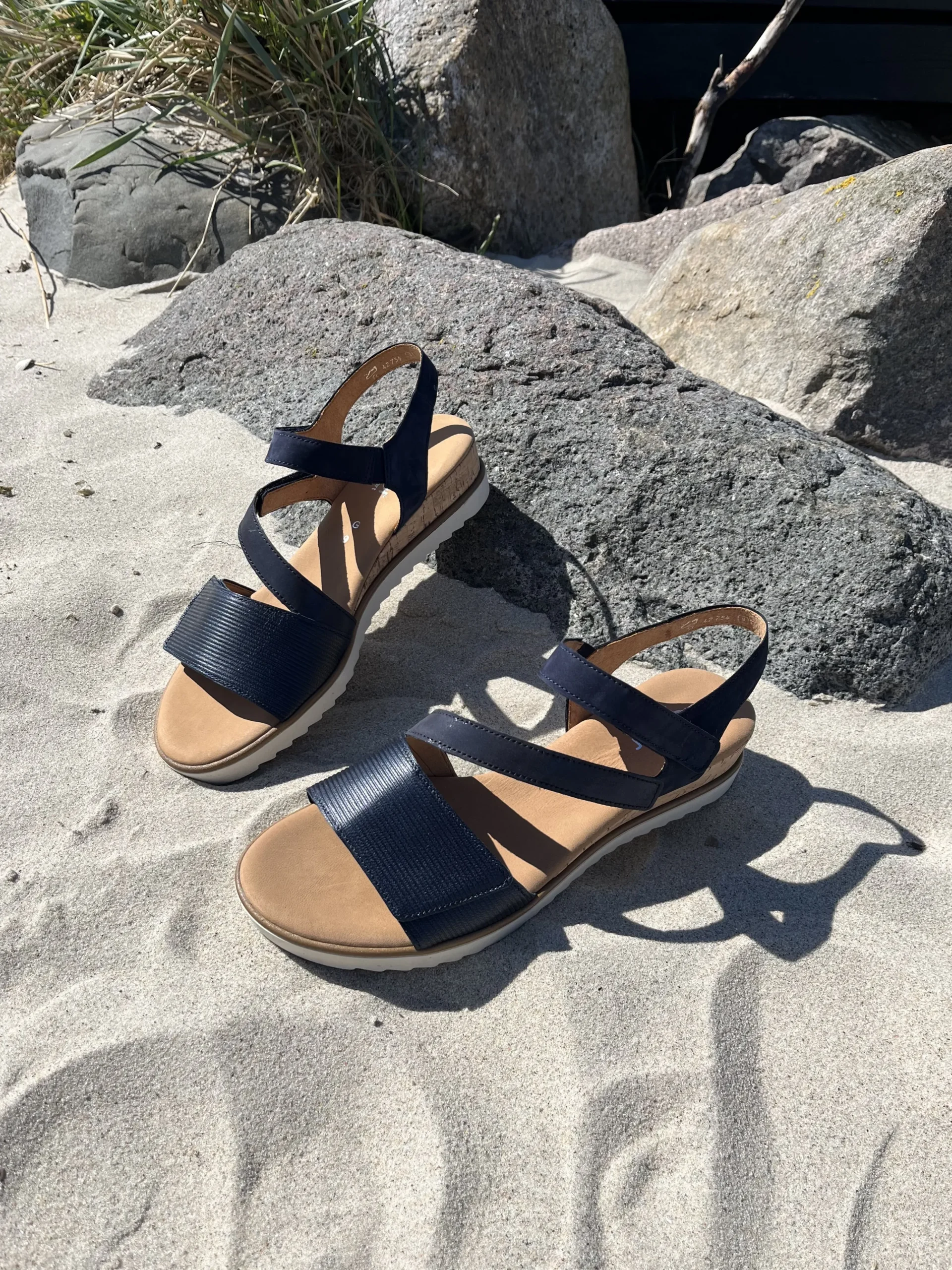 gabor__mrkebl_sandal_vidd_1.webp Gabor - Mørkeblå sandal (Vidde G)