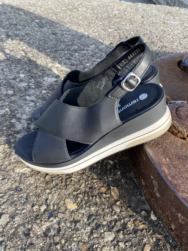 Remonte - Sort sandal med kilehæl
